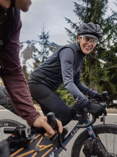 Man met blauw fleecejack op fiets