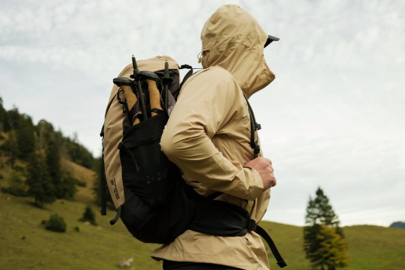 Photo de&nbsp;trois sacs à dos de&nbsp;randonnée posés sur un&nbsp;sol&nbsp;rocheux