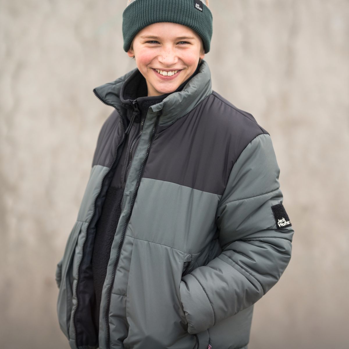 Garçon riant avec une veste d'hiver