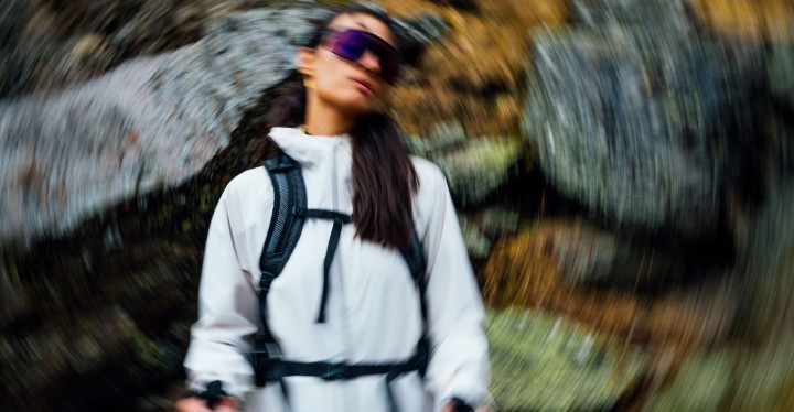 Vrouw en man in zomerse wandelkleding bij zonsondergang