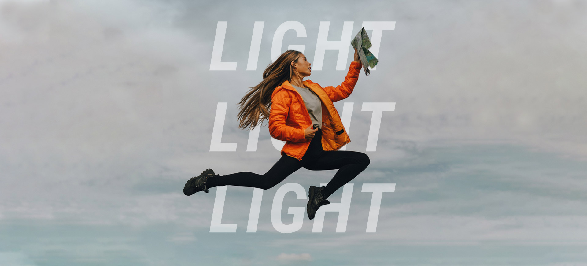 Vrouw in de lucht met kaart in de hand