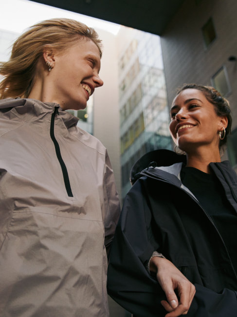 Deux femmes se promènent dans la ville en souriant