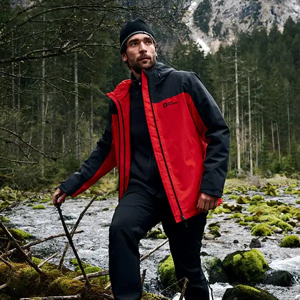 Homme portant une veste en forêt