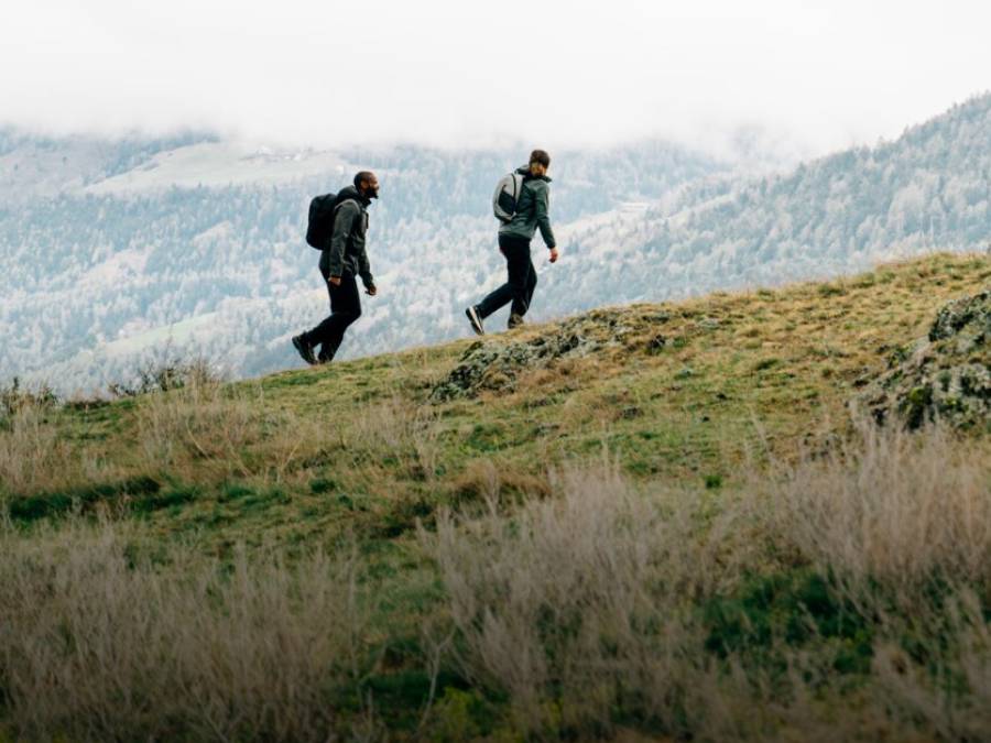 Deux personnes en tenue de randonnée d’automne franchissent une montagne