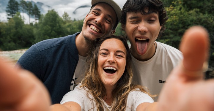 Selfie de trois personnes en train de rire