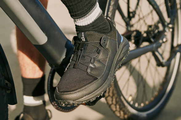 Chaussure pour hommes sur une pédale de vélo