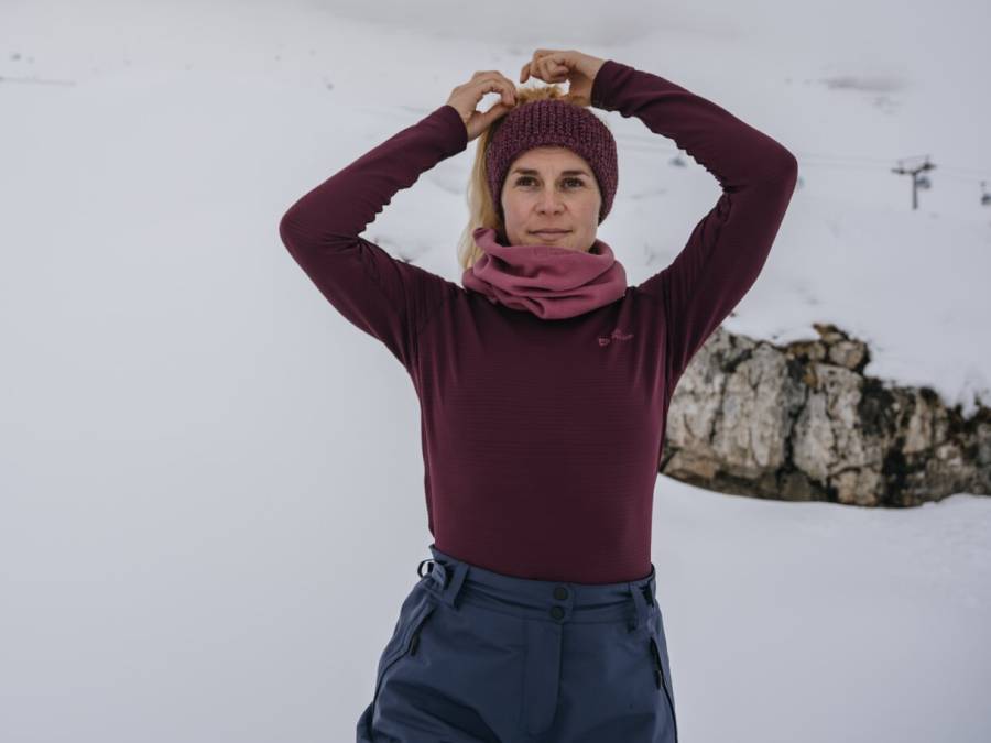 Vrouw in warme baselayer in besneeuwd berglandschap