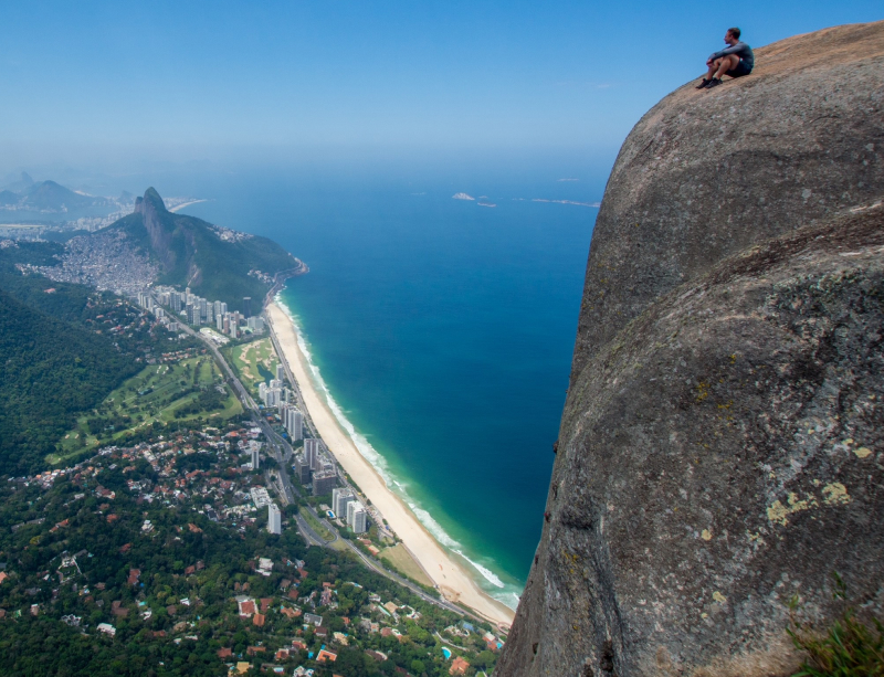 Tom op een rots boven Rio de Janeiro