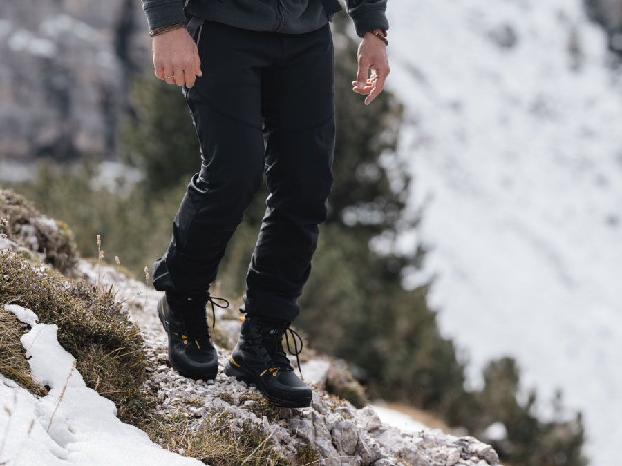Chaussures d’alpinisme en utilisation au sommet