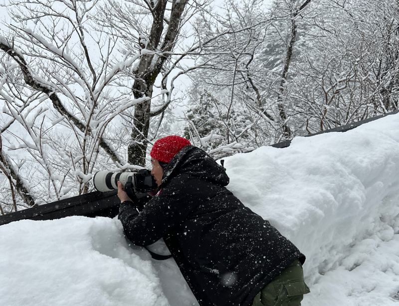 Yuto maakt foto's in de sneeuw