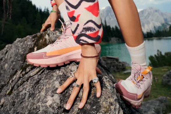 Photo de&nbsp;trois sacs à dos de&nbsp;randonnée posés sur un&nbsp;sol&nbsp;rocheux