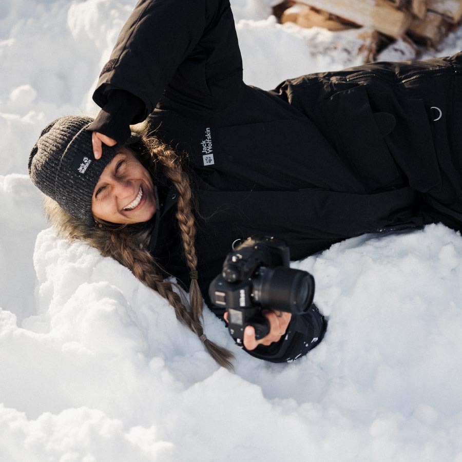 Anna avec appareil photo dans la neige