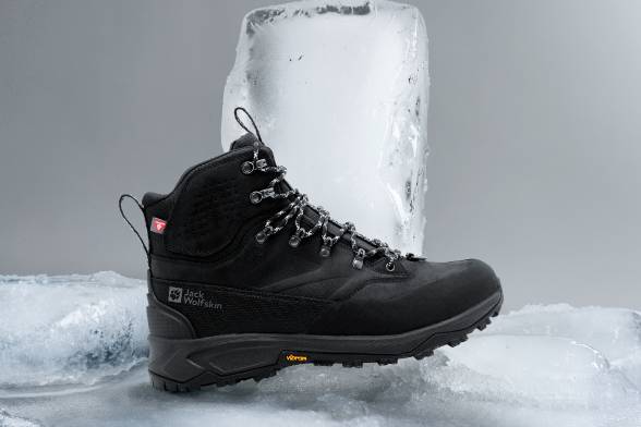 Zwarte winterboot op ijzige grond