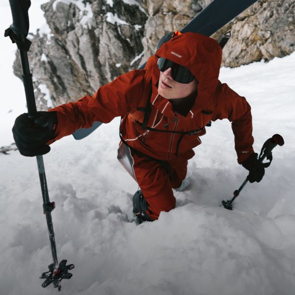 Skieuse avec sac à dos RECCO®