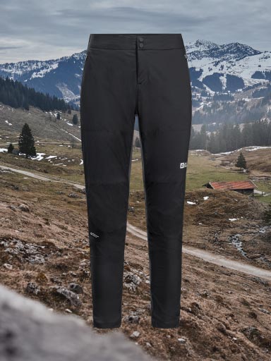 Fietsshort met bretels tegen een natuurlijke achtergrond