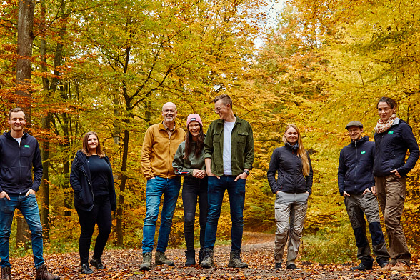 Des personnes sur un chemin forestier