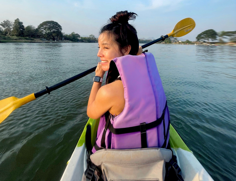 Varnvarn dans un canoë sur un lac