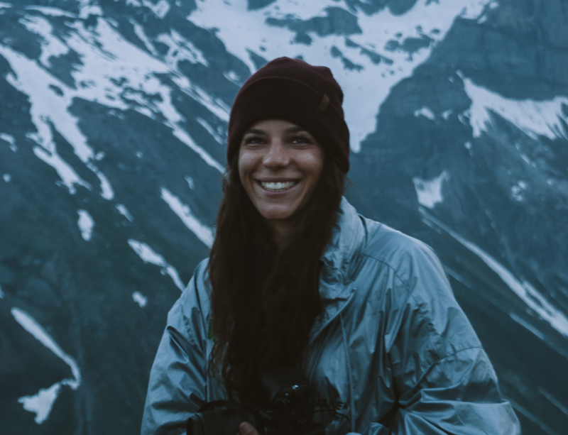 Theresa devant des montagnes avec de la neige