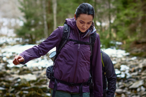 Vrouw wandelt door een prachtig landschap