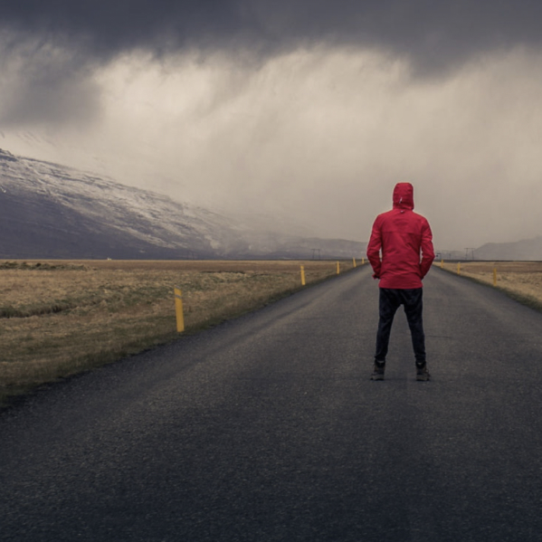 Justin de derrière sur une route de montagne