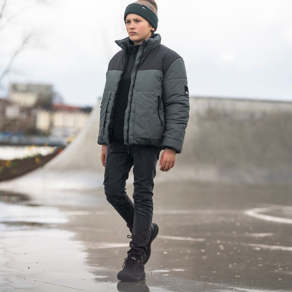 Garçon avec veste d'hiver