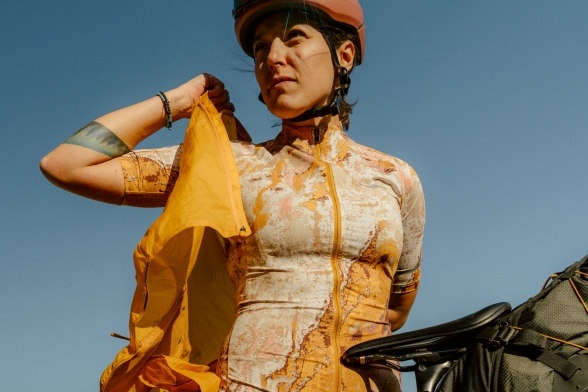 Gros plan frontal d’une femme à vélo en vêtements techniques d’été