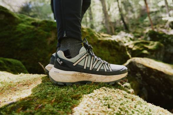 Photo de trois sacs à dos de randonnée posés sur un sol rocheux