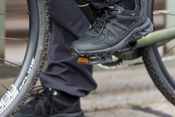 Close-up van zwarte fietsschoenen met een sportieve look