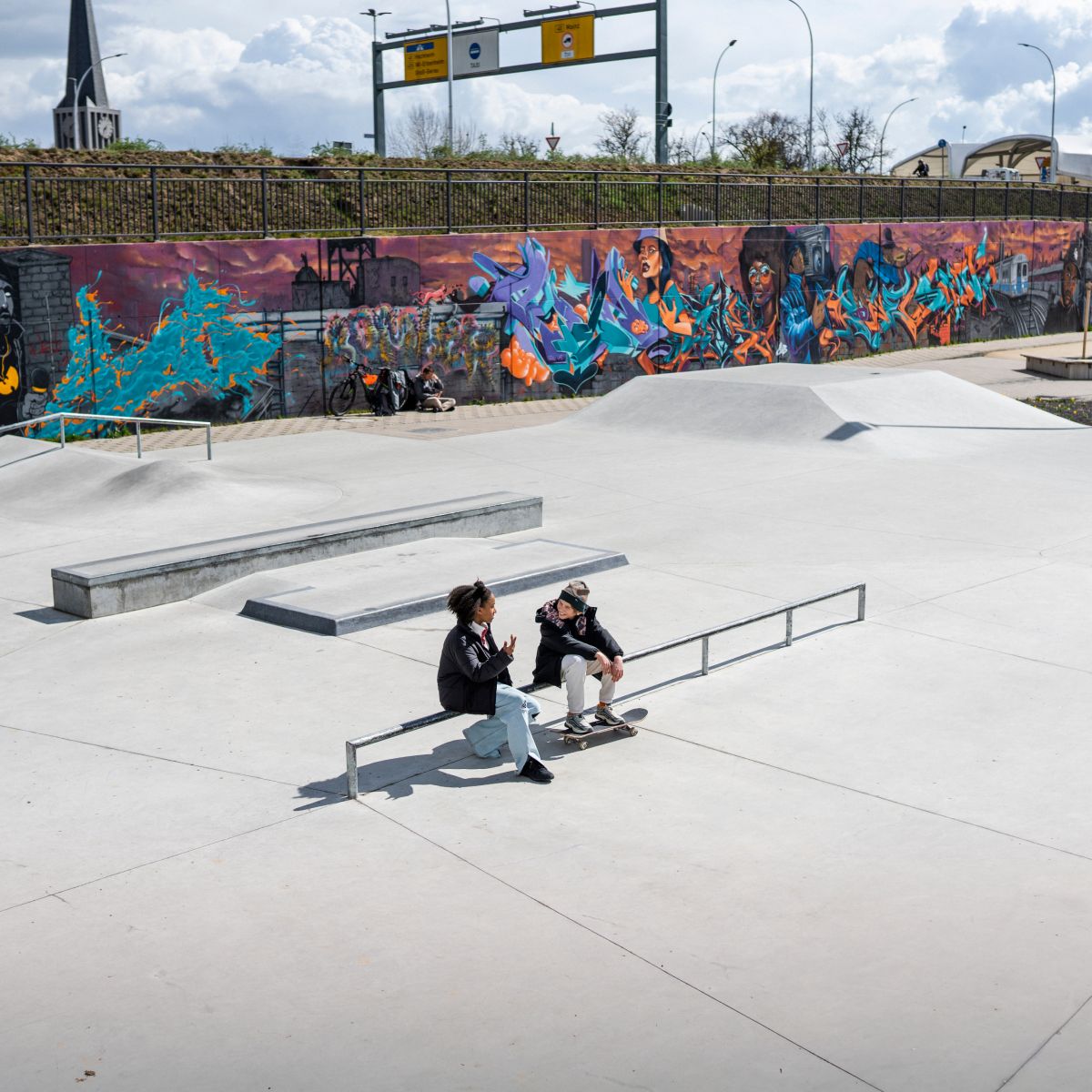 Fille et garçon sur un terrain de skate