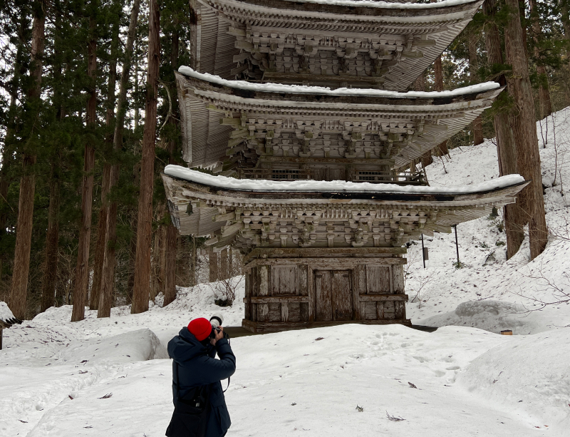 Yuto photographie une pagode dans la neige