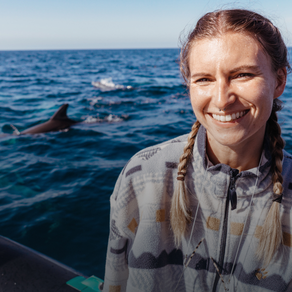 Margarita in een boot met dolfijnen op de achtergrond