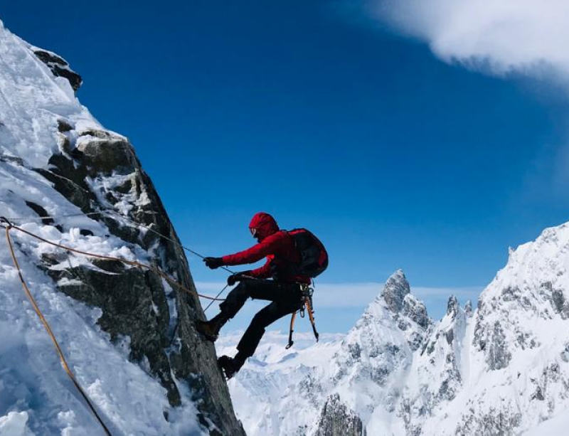 Michel escaladant dans la neige