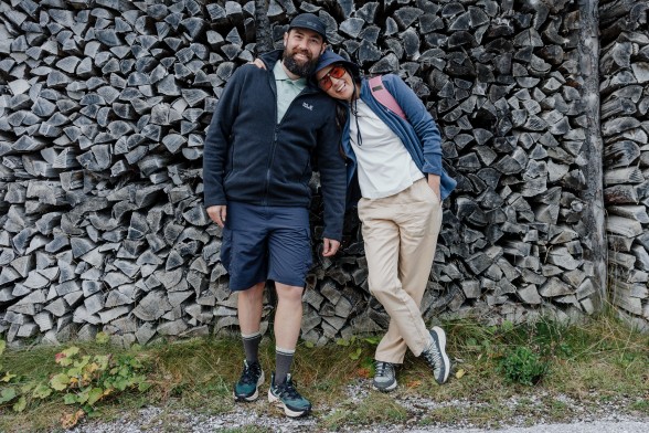 Jeune femme en vêtements de&nbsp;randonnée sportifs assise sur un&nbsp;rocher dans&nbsp;l’obscurité