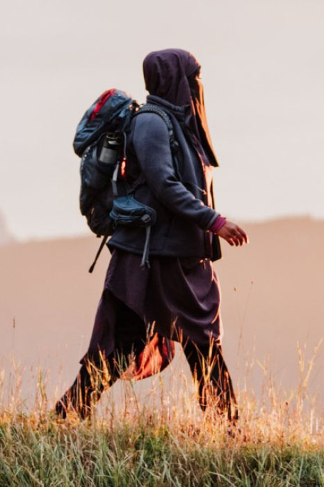 Femme avec sac à dos en randonnée