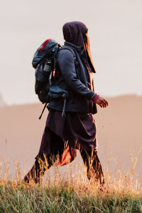 Vrouw met rugzak bij het wandelen