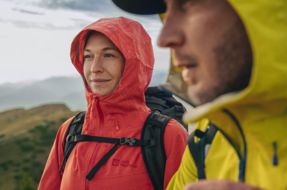 Vrouw met regenjas