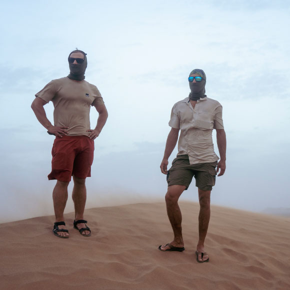 Ben et Michel avec protection pour le visage dans le désert
