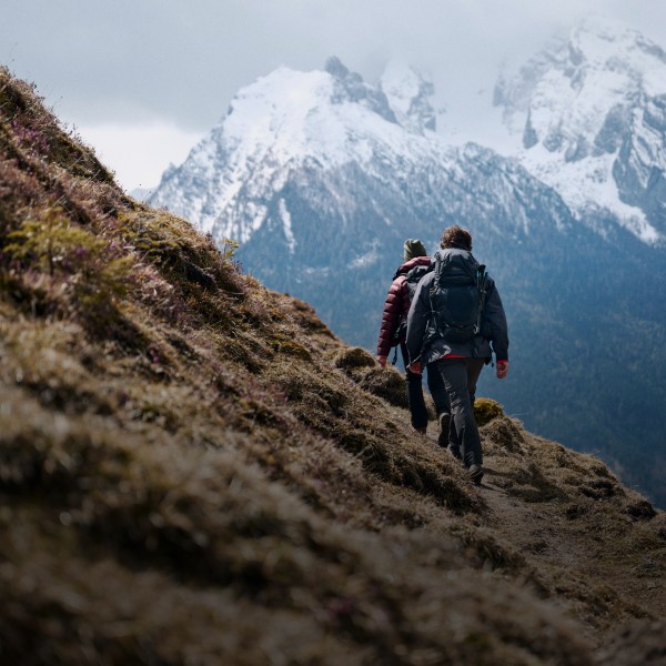 Drie wandelaars op een bergtop