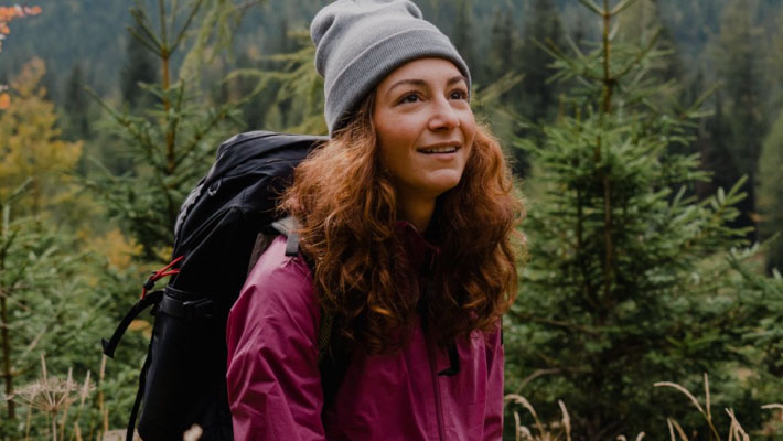 Vrouw met rugzak bij het wandelen