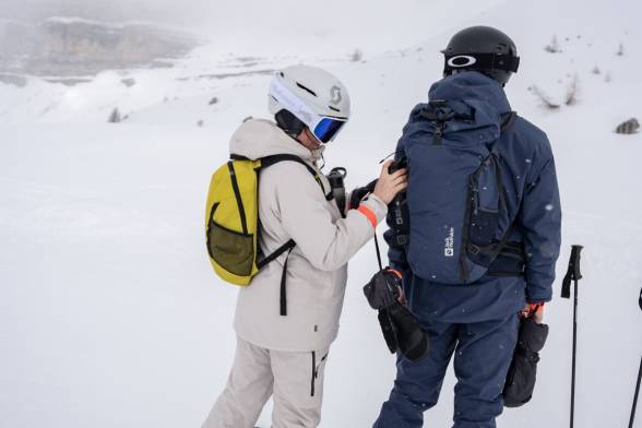 Vrouw en man in skikleding in een besneeuwd berglandschap