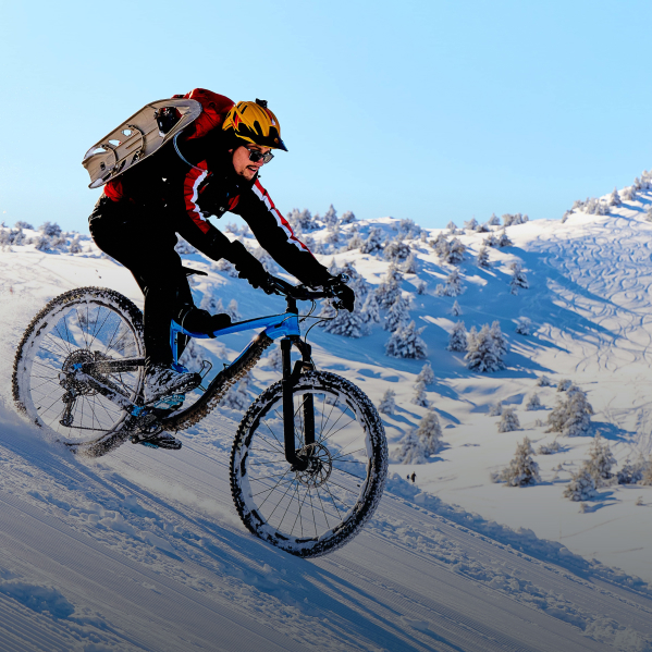 Michel aan het mountainbiken in de sneeuw