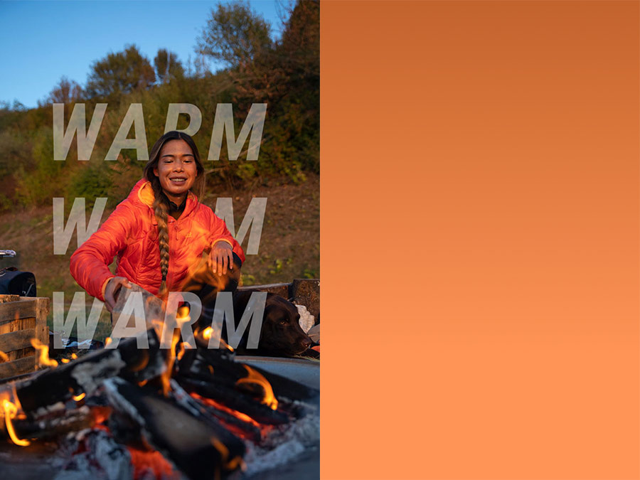 Vrouw bij het kampvuur met winterjasje
