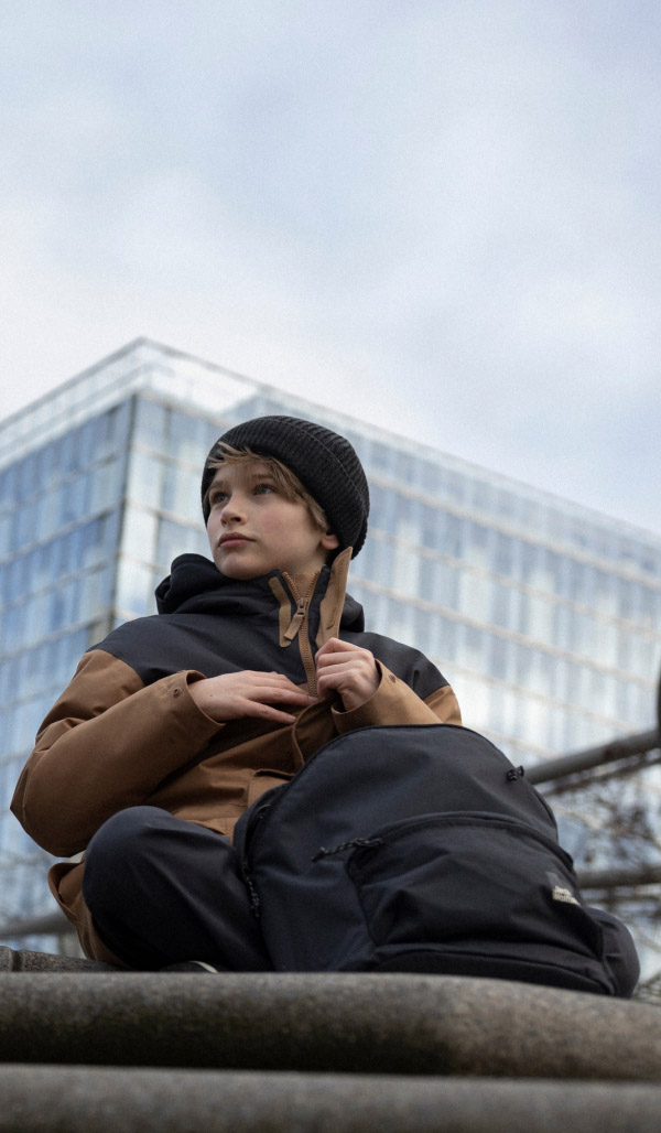 Jeune fille regardant à travers la clôture