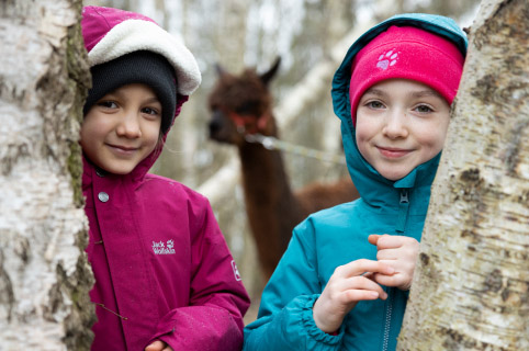 Vrolijke kinderen in de natuur