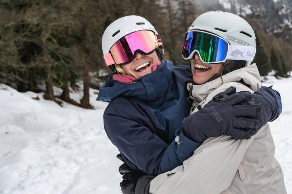 Vrouw in warme skikleding in een besneeuwd landschap
