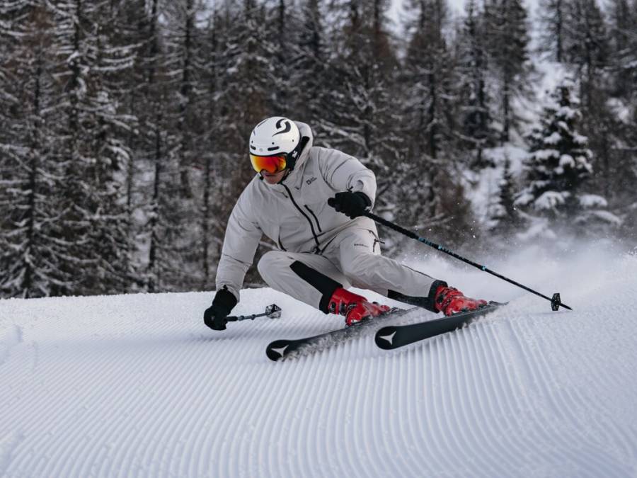 Skiër skiet snel de piste af