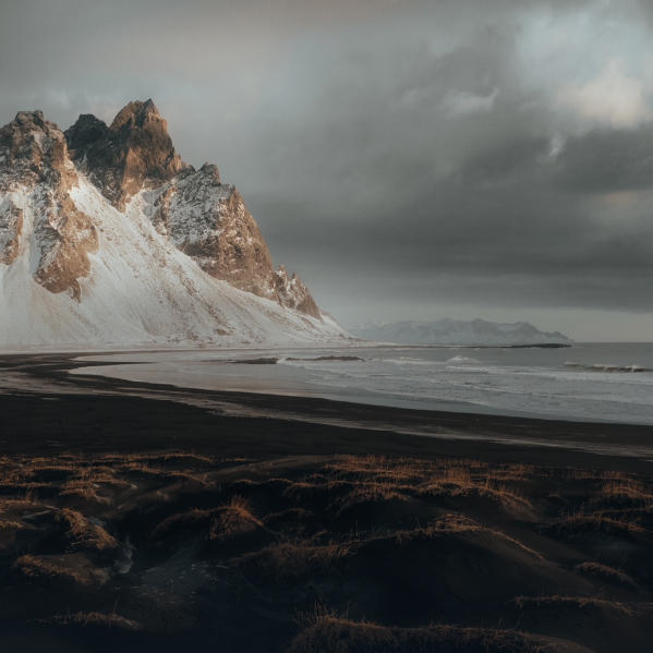 Kust met bergen op de achtergrond